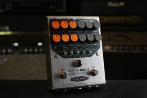 Standing-angle-in-front-of-amps-900x600-b