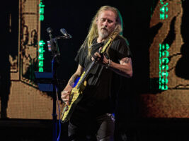 Jerry-Cantrell-Photo-Daniel-Knighton-Getty401400x1050