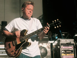 Bernard-Sumner-Credit-Tim-Mosenfelder-Getty-Images401400x1050