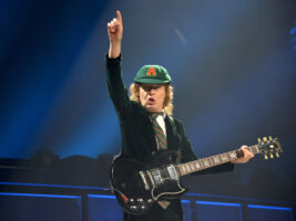 Angus-Young-ACDC-Credit-Manny-Hernandez402000x1500