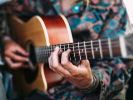 Acoustic-Guitar-Player-Credit-Alex-Walker-Getty-Images402000x1500