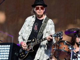 Neil-Young-Photo-Gus-Stewart-Redferns402000x1500