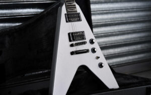 AG-Gibson-V-Dave-Mustaine-HERO402560x1625