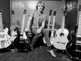 Alex-Lifeson-Photo-Fin-Costello-Redferns402000x1500