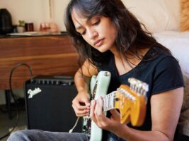 Fender-Women-Playing-Guitar402000x1500