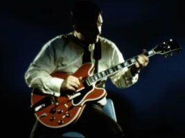 Gibson-Archived-Factory-Video402000x1500