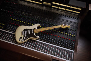 Fender-Nile-Rodgers-01