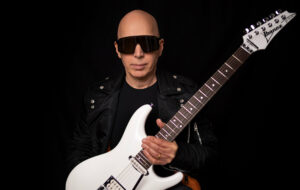 Joe-Satriani-Credit-Eduardo-Pe25E025B82584a-Dolhun-HERO402560x1625