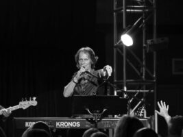 brett-tuggle-bw-alamy402000x1500
