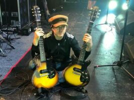 Carl-Barat-Guitars402000x1500