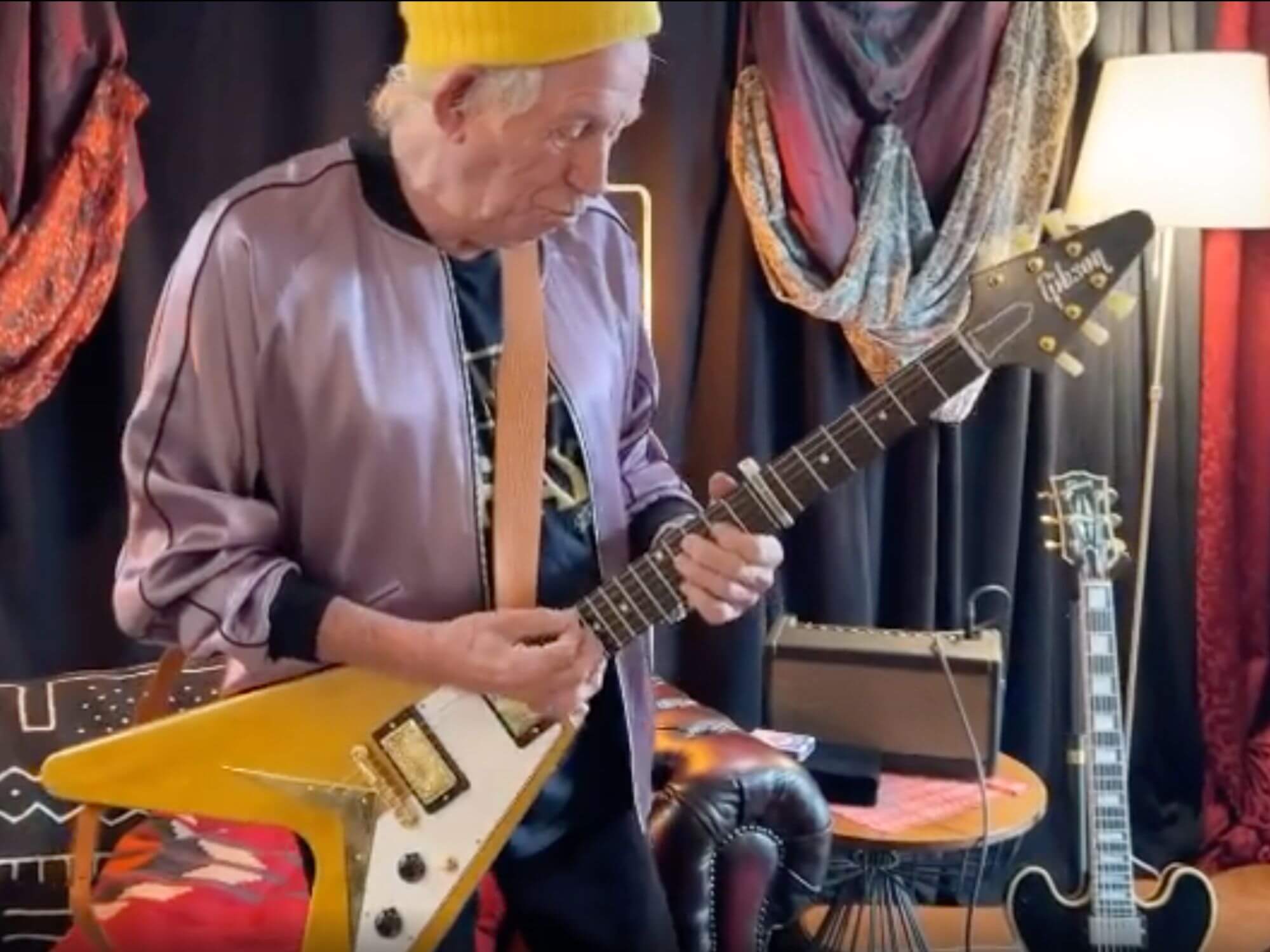 Watch Keith Richards taking his new Custom Shop 1958 Korina Flying V