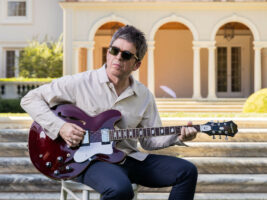 noel-gallagher-epiphone-riviera-402000x1500