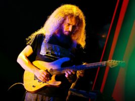 Guthrie-Govan402000x1500