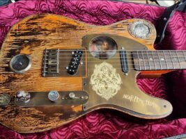 Johnny-Depp-custom-shipwreck-guitar402000x1500