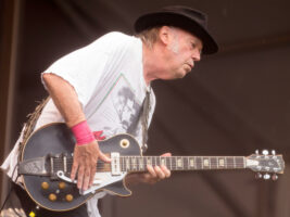 Neil-Young402000x1500