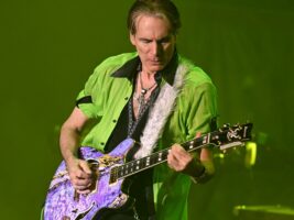 Steve-Vai-Guitar-Live402000x1500