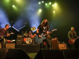 Foo-Fighters-onstage-2022402000x1500