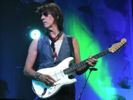 Jeff-Beck-Photo-Rob-Verhorst-Redferns402000x1500