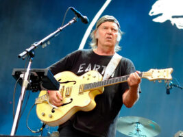 Neil-Young402000x1500