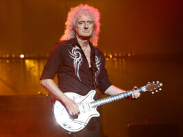 Queen-Brian-May402000x1500