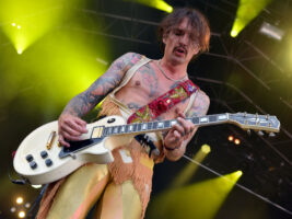 The-Darkness-Justin-Hawkins402000x1500