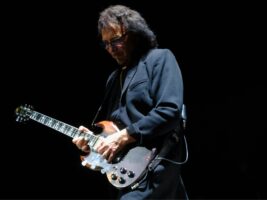 Tony-Iommi-onstage-2016402000x1500