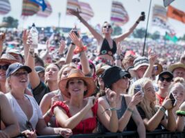 glastonbury-crowd-2019402000x1500