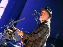 neil-young-402000x1500