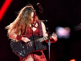 shakira-super-bowl-gibson-firebird402000x1500