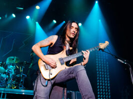 Nuno-Bettencourt402000x1500