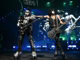 Paul-Stanley-Gene-Simmons-KISS4040200x1500