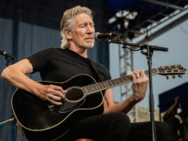 Roger-Waters402000x1500