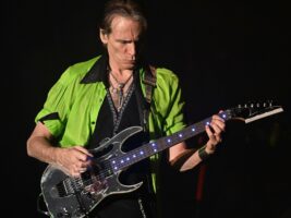 Steve-Vai-Guitar402000x1500