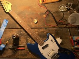 Youtuber-Modifies-Kurt-Cobain-inspired-Squier402000x1500