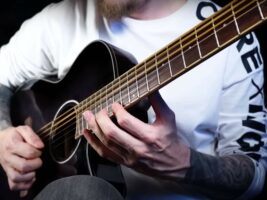 Bernth-rubber-string-guitar402000x1500