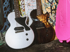 Billie-Joe-Armstrong-Gibson-Les-Paul-Junior402000x1500