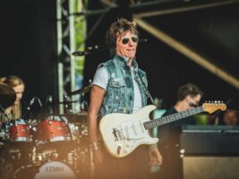 Jeff-Beck-Photo-Venla-Shalin-Redferns402000x1500