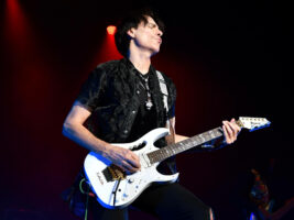Steve-Vai-Guitar402000x1500