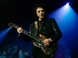 Tony-Iommi-Guitar-Black-Sabbath402000x1500
