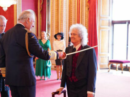 brian-may-knighted402000x1500