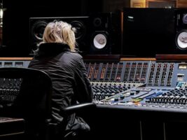 Motley-Crue-Studio402000x1500