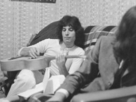 freddie-mercury-acoustic-guitar402000x1500