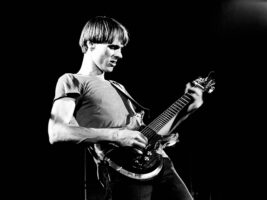 Tom-Verlaine-Television-Dan-Armstrong-image-Gus-Stewart-Redferns-Getty402000x1500