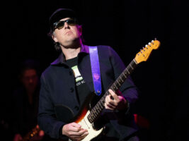 Joe-Bonamassa-2402000x1500