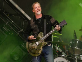 Josh-Homme-Queens-of-the-stone-age402000x1500