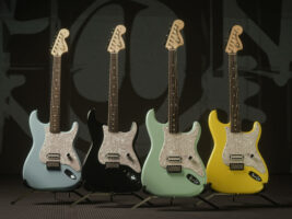 Fender-Tom-Delonge-Signature-Stratocaster402000x1500