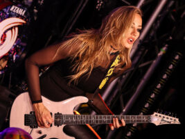 Nita-Strauss-performing-onstage402000x1500