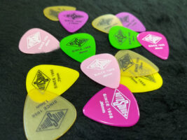 Rotosound-picks-mix-in-guitar-case