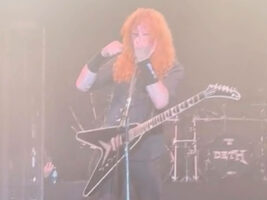Dave-Mustaine-middle-finger402000x1500