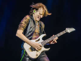 Steve-Vai-3402000x1500